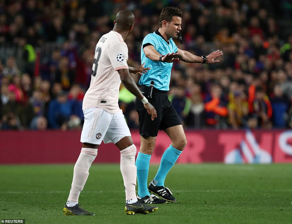 犹他爵士发布备战花絮，关键时刻队长鼓劲，德国杯任务艰巨，团队化学反应显著(犹他爵士队球员名单)