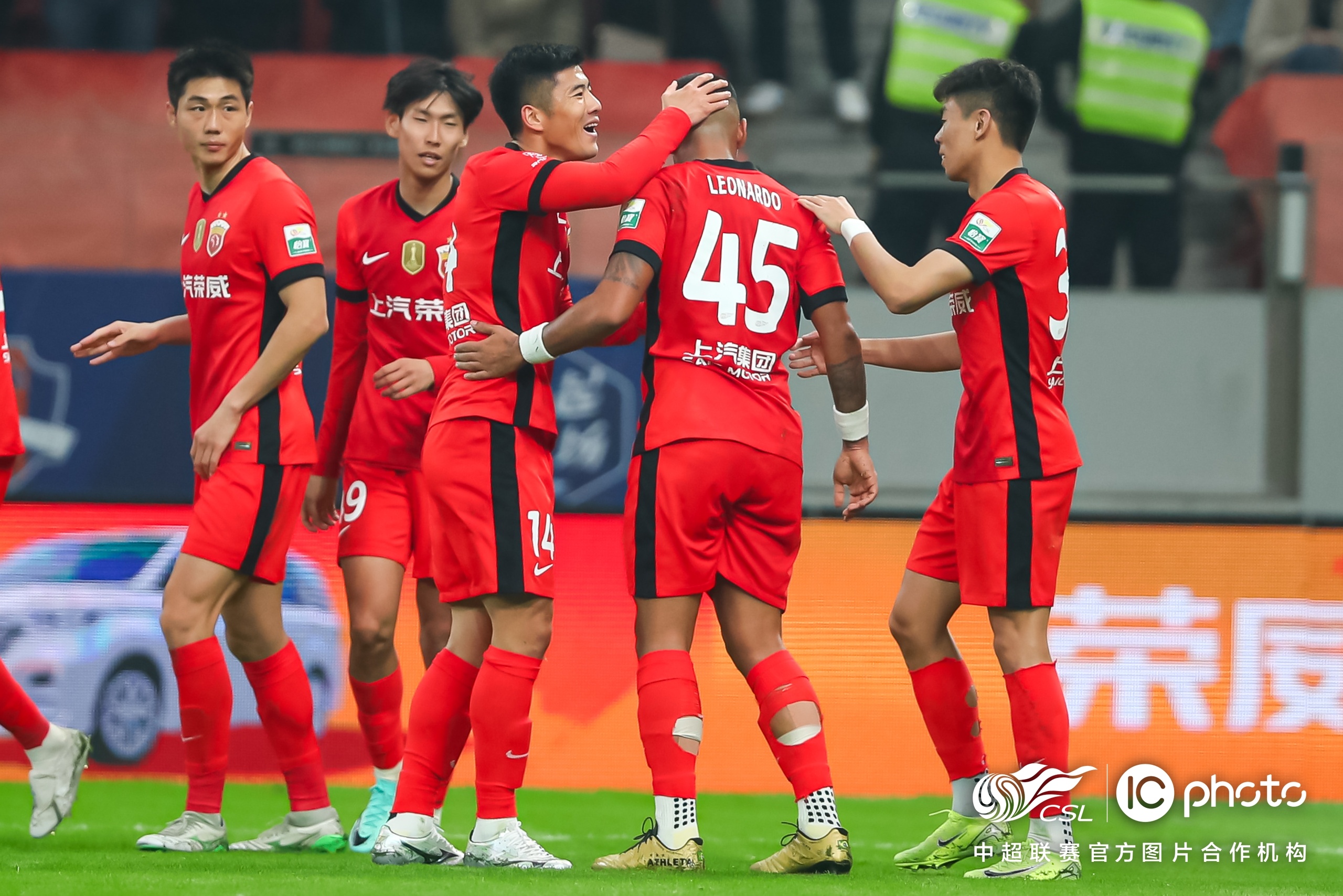 赛地聚焦：中超集结日热度飙升；波尔图绝杀压哨；引发热议；赛程密集仍需轮换的简单介绍